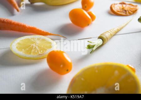 In der Nähe von Tomaten mit orange Früchte auf dem Tisch Stockfoto