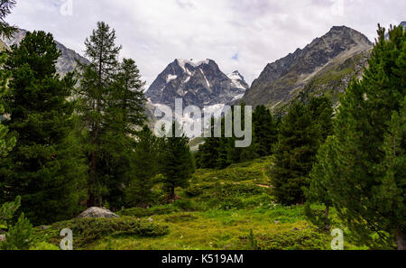 AROLLA, SCHWEIZ - Mount Collon 3637 m (11,932 ft), ein Berg in den Walliser Alpen, im Kanton Wallis. Stockfoto