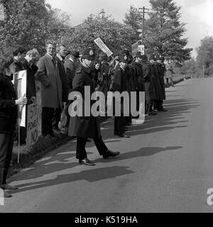 Enoch Powell Protest: Anti-Rassismus Studenten von der Universität Bristol demonstrieren gegen britische MP Enoch Powell drei Wochen nach seiner umstrittenen Rede über Einwanderung, dass bekannt wurde, war die "Ströme von Blut"-Rede. Sie Bestreikten einer öffentlichen Versammlung in Chippenham, Wiltshire am 11. Mai 1968, als er mit dem Auto angekommen. Stockfoto