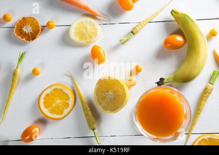 Überblick über verschiedene Früchte mit Saft auf dem Tisch Stockfoto