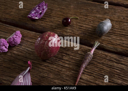 In der Nähe von verschiedenen pflanzlichen auf hölzernen Tisch angeordnet Stockfoto