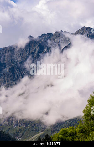 AROLLA, SCHWEIZ - Wolken- und Berglandschaft, in der Walliser Alpen. Stockfoto