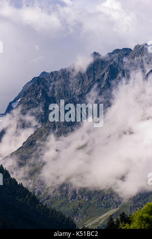 AROLLA, SCHWEIZ - Wolken- und Berglandschaft, in der Walliser Alpen. Stockfoto