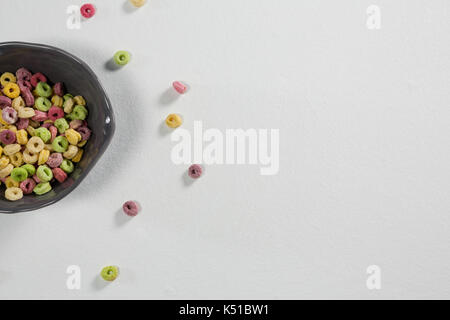 Schüssel Froot Loops auf weißem Hintergrund Stockfoto