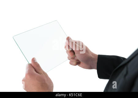 Zugeschnittenes Bild der Geschäftsmann über Schnittstelle vor weißem Hintergrund Stockfoto
