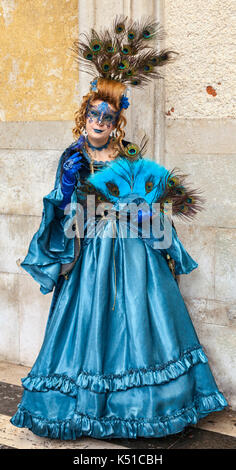 Venedig, Italien - 2. März 2014: Nicht identifizierte Frau das Tragen eines komplexen Blau mit Pfauenfedern, Schmetterling und Vogel während der Karneval von Venedig da verkleiden Stockfoto