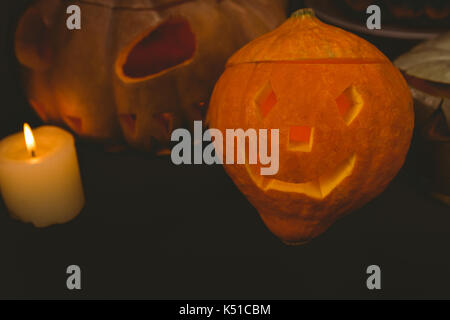 Hohen winkel Blick auf das beleuchtete jack o Laternen mit Kerze auf schwarzem Hintergrund Stockfoto