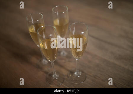 Close-up of Champagne Gläser auf dem Tisch arrangiert Stockfoto