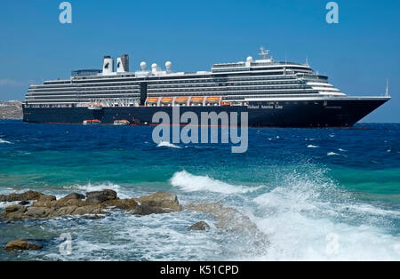 Westerdam Holland America Line Kreuzfahrt Schiff Hafen Mykonos Insel der Kykladen Ägäis Griechenland EU Europäische Union Europa Stockfoto