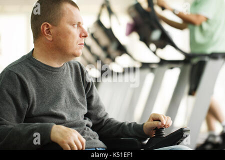 Behinderte Menschen im Fitness Club Stockfoto