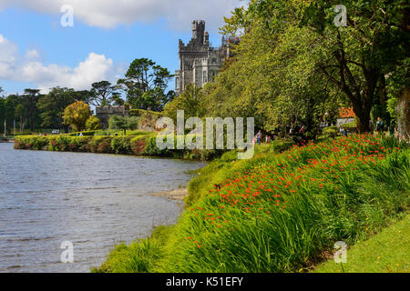 Kylemore Abbey am Ufer des Lough Pollacappul in Connemara, County Galway, Republik von Irland Stockfoto