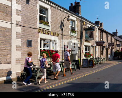 Den Kopf des Stieres ein traditionelles Dorf Pub im Zentrum von Castleton im Peak District National Park Derbyshire England Großbritannien Stockfoto