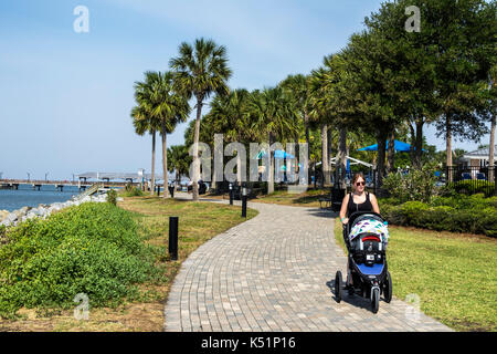 Georgia, St. Simons Island, Neptune Park, Waterfront, Walkway, Radweg, Frau weibliche Frauen, schieben Kinderwagen, USA USA USA USA Amerika Nordamerika, GA17 Stockfoto