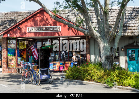 Georgia, St. Simons Island, Pier Village District, Geschäfte, Geschäfte, Frederica Station, Außenansicht, Fahrrad, USA USA USA USA Amerika Nordamerika, GA170512 Stockfoto