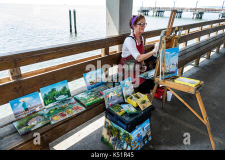 Georgia, St. Simons Island, Neptune Park, Waterfront, Pier, Frau weibliche Frauen, Künstler, en plein air, Malerei im Freien, Staffelei, Leinwand, USA US USA Amer Stockfoto