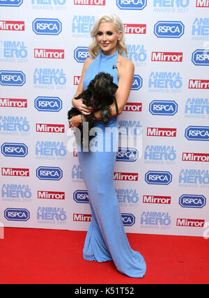 Stephanie Pratt nimmt an den Animal Hero Awards Teil, die im Grosvenor House Hotel, London, verliehen werden. Stockfoto