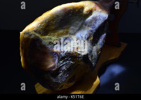 Jamon Serrano auf einem Stand aus Holz Stockfoto