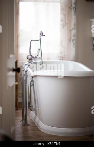 Ein luxuriöses Badezimmer mit Badewanne im viktorianischen Stil Stockfoto