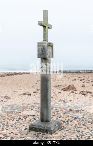 CAPE CROSS, NAMIBIA - 29. JUNI 2017: eine Replik des Kreuzes von Diogo Cao bei Cape Cross gepflanzt, die mit einer Dichtung Kolonie in der Rückseite Stockfoto