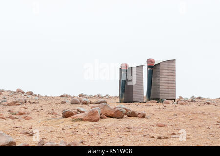 CAPE CROSS, NAMIBIA - 29. JUNI 2017: Toiletten am Campingplatz in der Nähe der Robbenkolonie bei Cape Cross an der Skelettküste Namibias Stockfoto