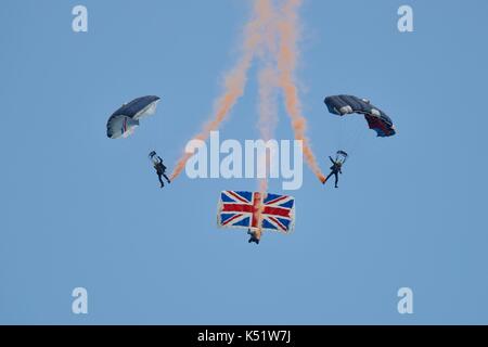 Die Tiger Freefall Fallschirm Team aus der Prince of Wales royal Regiment bei Bournemouth Air Festival Stockfoto
