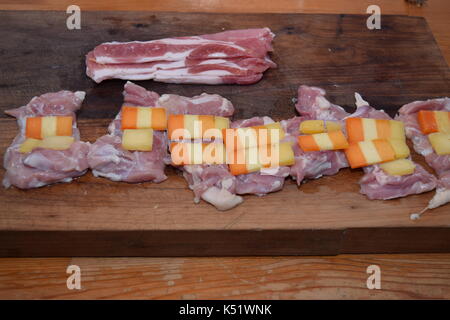 Rohes Fleisch mit Käse auf einem Holzbrett Stockfoto
