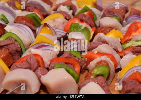 Rohes Fleisch am Spieß mit Gemüse Stockfoto