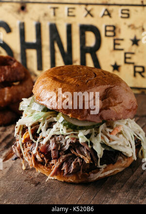 BBQ zog Pork Sandwich mit bleu Käse slaw und Dill Pickles, Texas Style Stockfoto