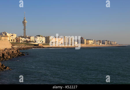 Küsten Blick östlich von Rock Rüstung Küstenschutz in der Nähe von Stadtzentrum, Cadiz, Spanien Stockfoto