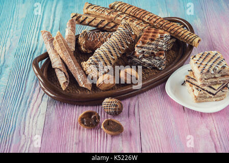 Lecker verschiedene Kuchen auf einem Farbverlauf Hintergrund Stockfoto