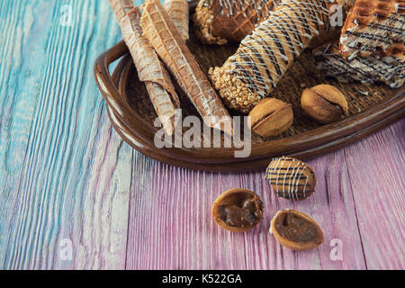 Lecker verschiedene Kuchen auf einem Farbverlauf Hintergrund Stockfoto