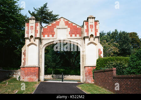 Die alte Ascham Str. Vincents Schule War Memorial arch auf Carlisle Road, Meads, Eastbourne, East Sussex, Großbritannien Stockfoto