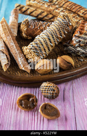 Lecker verschiedene Kuchen auf einem Farbverlauf Hintergrund Stockfoto