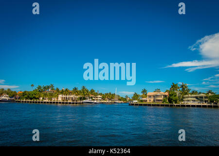 FORT LAUDERDALE, USA - 11. JULI 2017: Schöne Aussicht auf New River mit Riverwalk promenade Hochhaus Eigentumswohnung Gebäude und Yachten im Fluss geparkt, in Fort Lauderdale, Florida Stockfoto