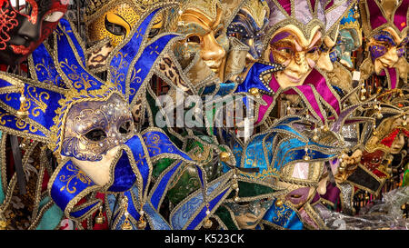 Bunte Mardi Gras / Karnevalsmasken zum Verkauf in New Orleans, Louisiana Stockfoto