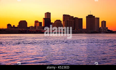 Silhouette der Innenstadt von New Orleans skyline über dem Mississippi, Louisiana Stockfoto