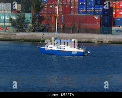 Ein kleines Beiboot saiiing unter Strom Vergangenheit Blackrock Castle auf dem Lough Mahon an der Mündung des River Lee auf dem Weg zur Marina in Cork in Irland Stockfoto