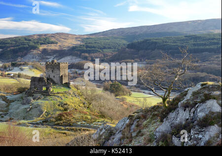 Dolwyddelan Castle Dolwyddelan in Nordwales. Es wurde zum Teil im frühen 13. Jahrhundert von Prinz Llywelyn gebaut, aber später geändert. Stockfoto