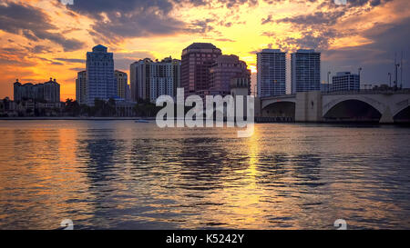 Dramatischer sonnenuntergang himmel hinter der Skyline von West Palm Beach, Florida Stockfoto