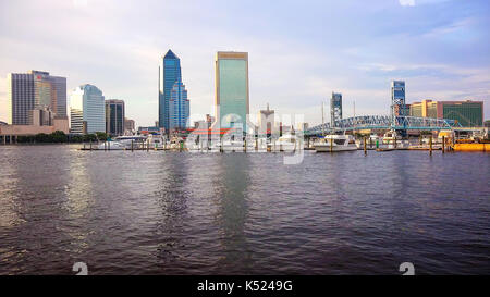 Jacksonville, Florida City Skyline über den St. John's River (Logos unscharf für kommerzielle Nutzung) Stockfoto