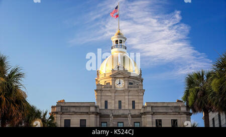 Amerikanische und Georgia State Flags auf goldenen Kuppel des Rathauses in Savannah, Georgia Stockfoto