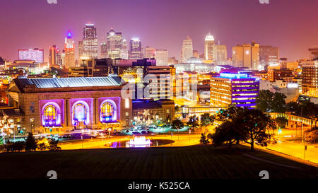 Kansas City, Missouri Stadtbild Skyline der Nacht über Downtown (Logos für kommerzielle Nutzung unscharf) Stockfoto