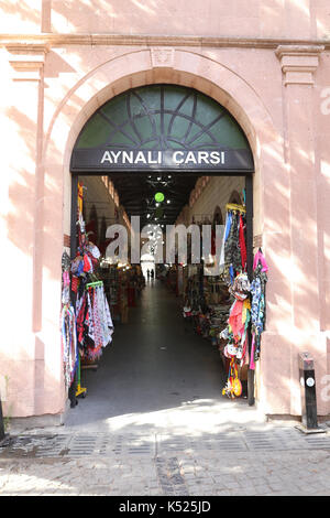 CANAKKALE, Türkei - Juli 02, 2017: Aynali Carsi ist einer der am meisten populer Basar in Canakkale Stadt. Basar wurde 1890 erbaut. Stockfoto