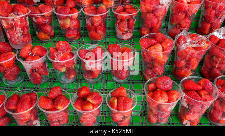 Tassen frischen roten Erdbeeren für Verkauf an den Chatuchak Weekend Market in Bangkok, Thailand Stockfoto