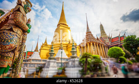 Goldenen stupa oder chedi des Wat Phra Kaew, auch als der Tempel des Smaragd Buddha im Grand Palace in Bangkok, Thailand, bekannt (Flächen für Comm verschwommen Stockfoto