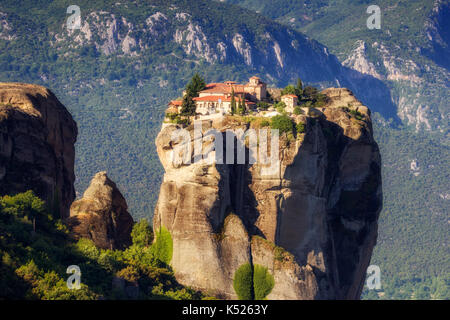 Querformat der Heiligen Dreifaltigkeit Kloster auf einer monolithischen Säule in Meteora, Pindos-gebirge, Griechenland Stockfoto