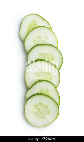 Frisch geschnittene Gurke auf weißem Hintergrund. Blick von oben auf die Gurke in Scheiben geschnitten. Stockfoto