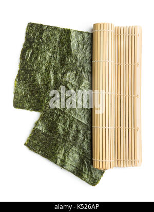 Grüne nori Blatt und Bambus Matte auf weißem Hintergrund. Stockfoto