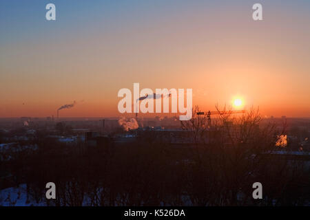 Blick nach Westen über Kriistine: Eine industrielle Landschaft bei Sonnenuntergang von Piiskopi Aed, Domberg, Tallinn, Estland Stockfoto