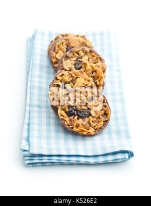 Chocolate Chip Cookies mit Nüssen und Rosinen auf weißem Hintergrund. Stockfoto